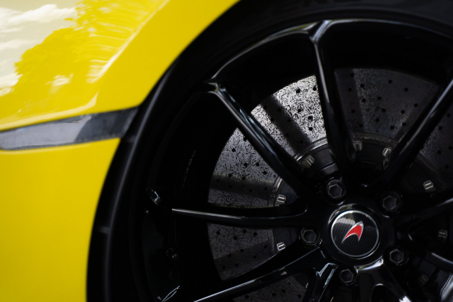 McLaren 570S Spider 570S / Lift / Keramisch / Novitec / Elite paint / Memory / Bowers & Wilkins / Soft close / Camera / LoJack Launch Edition Spider