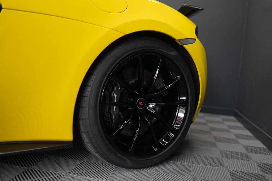 McLaren 570S Spider 570S / Lift / Keramisch / Novitec / Elite paint / Memory / Bowers & Wilkins / Soft close / Camera / LoJack Launch Edition Spider