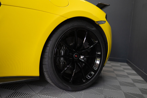 McLaren 570S Spider 570S / Lift / Keramisch / Novitec / Elite paint / Memory / Bowers & Wilkins / Soft close / Camera / LoJack Launch Edition Spider