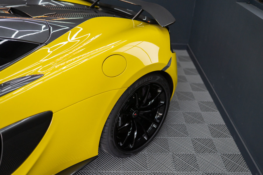 McLaren 570S Spider 570S / Lift / Keramisch / Novitec / Elite paint / Memory / Bowers & Wilkins / Soft close / Camera / LoJack Launch Edition Spider