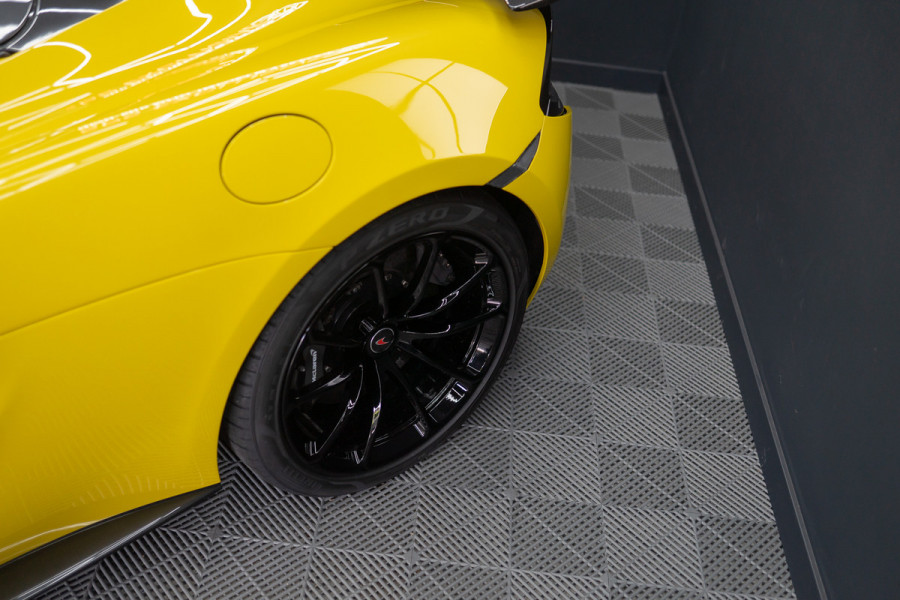 McLaren 570S Spider 570S / Lift / Keramisch / Novitec / Elite paint / Memory / Bowers & Wilkins / Soft close / Camera / LoJack Launch Edition Spider