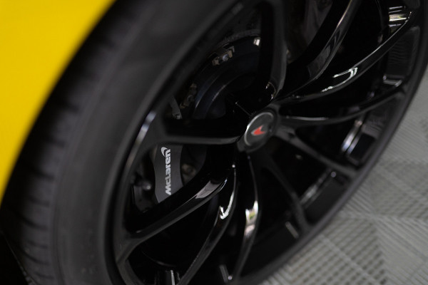 McLaren 570S Spider 570S / Lift / Keramisch / Novitec / Elite paint / Memory / Bowers & Wilkins / Soft close / Camera / LoJack Launch Edition Spider