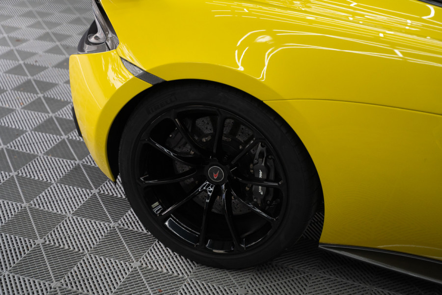 McLaren 570S Spider 570S / Lift / Keramisch / Novitec / Elite paint / Memory / Bowers & Wilkins / Soft close / Camera / LoJack Launch Edition Spider