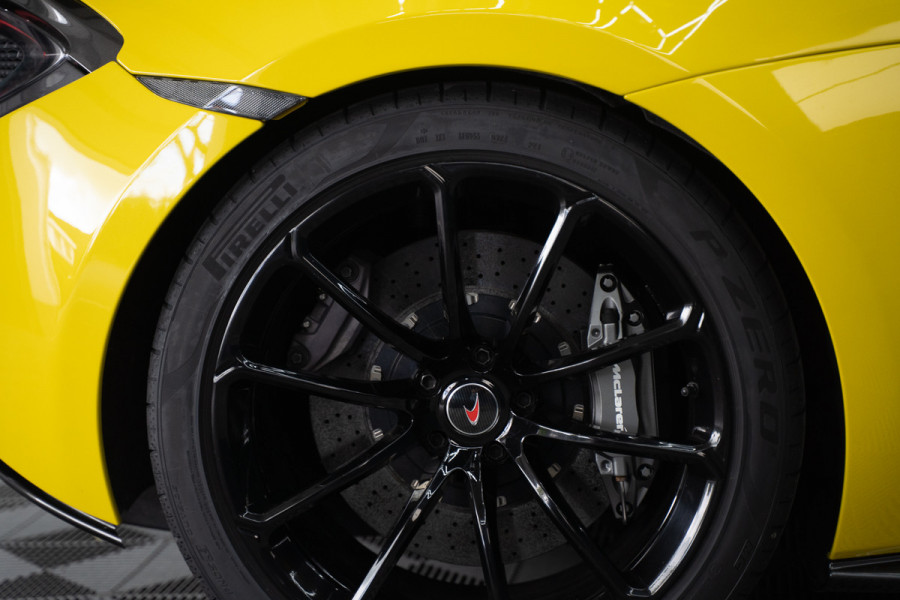 McLaren 570S Spider 570S / Lift / Keramisch / Novitec / Elite paint / Memory / Bowers & Wilkins / Soft close / Camera / LoJack Launch Edition Spider