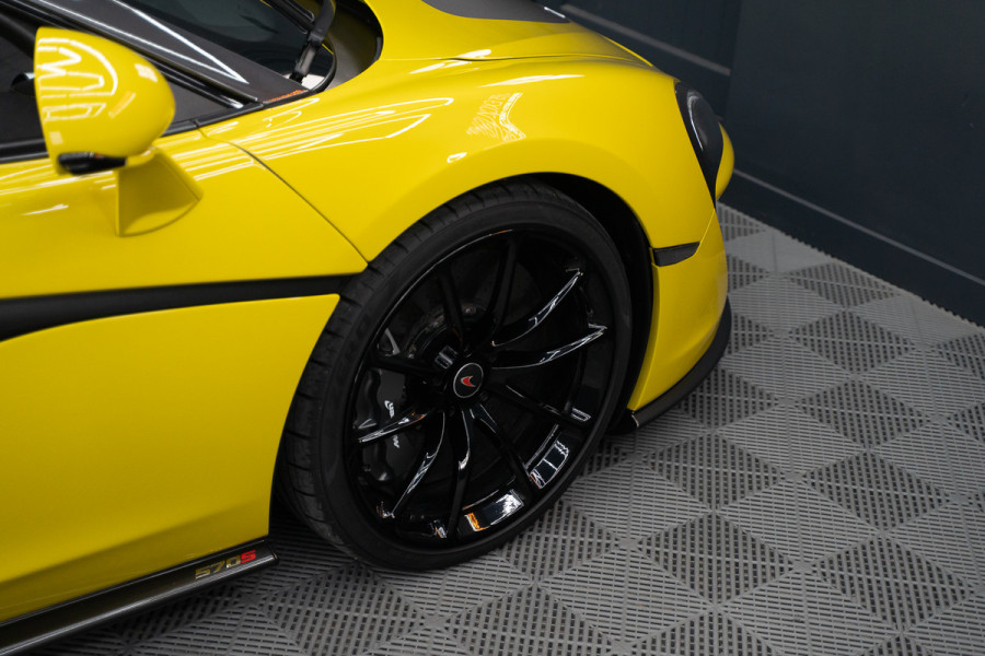 McLaren 570S Spider 570S / Lift / Keramisch / Novitec / Elite paint / Memory / Bowers & Wilkins / Soft close / Camera / LoJack Launch Edition Spider