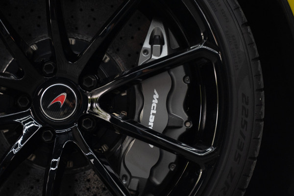 McLaren 570S Spider 570S / Lift / Keramisch / Novitec / Elite paint / Memory / Bowers & Wilkins / Soft close / Camera / LoJack Launch Edition Spider