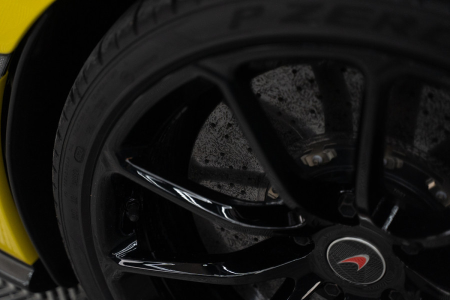 McLaren 570S Spider 570S / Lift / Keramisch / Novitec / Elite paint / Memory / Bowers & Wilkins / Soft close / Camera / LoJack Launch Edition Spider