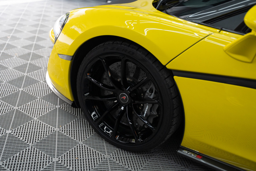 McLaren 570S Spider 570S / Lift / Keramisch / Novitec / Elite paint / Memory / Bowers & Wilkins / Soft close / Camera / LoJack Launch Edition Spider