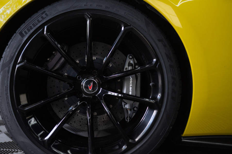 McLaren 570S Spider 570S / Lift / Keramisch / Novitec / Elite paint / Memory / Bowers & Wilkins / Soft close / Camera / LoJack Launch Edition Spider