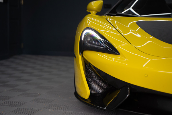 McLaren 570S Spider 570S / Lift / Keramisch / Novitec / Elite paint / Memory / Bowers & Wilkins / Soft close / Camera / LoJack Launch Edition Spider