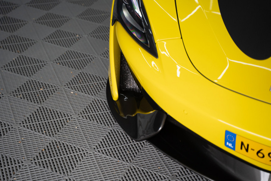 McLaren 570S Spider 570S / Lift / Keramisch / Novitec / Elite paint / Memory / Bowers & Wilkins / Soft close / Camera / LoJack Launch Edition Spider