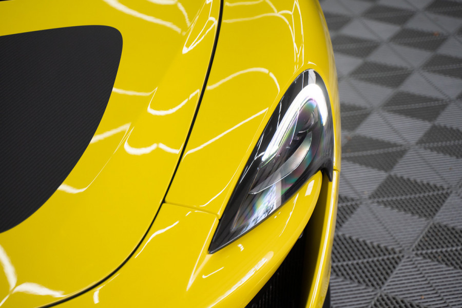 McLaren 570S Spider 570S / Lift / Keramisch / Novitec / Elite paint / Memory / Bowers & Wilkins / Soft close / Camera / LoJack Launch Edition Spider