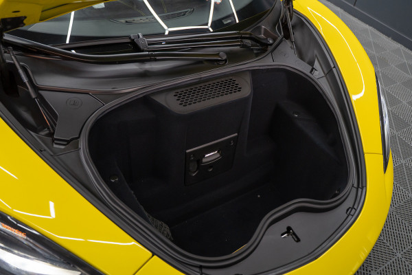 McLaren 570S Spider 570S / Lift / Keramisch / Novitec / Elite paint / Memory / Bowers & Wilkins / Soft close / Camera / LoJack Launch Edition Spider