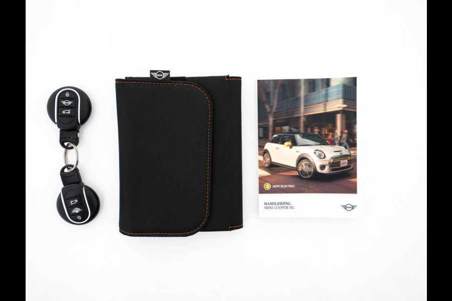 MINI Mini Electric Yours 33 kWh [ 3-Fase ] { SOH 100% } (INCL-BTW ) Aut.* HEATPUMP | PANO | LEATHER | DIGI-COCKPIT | HEAD-UP | FULL-LED | NAVI-FULLMAP | HEATED-SPORTSEATS | DAB | CRUISE | HARMAN/KARDON | CAMERA | KEYLESS | AMBIENTLIGHT | 17"ALU*