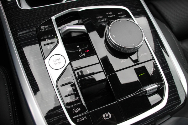 BMW X5 xDrive50e PHEV M-Sport Pro Launch Edition BMW X5 xDrive50e M-Sport Pro Launch Edition | Travel Pack | Innovation Pack | Comfort pack | Driving assistant pro | Trekhaak | Extra Getint Glas | M-Sport Pro