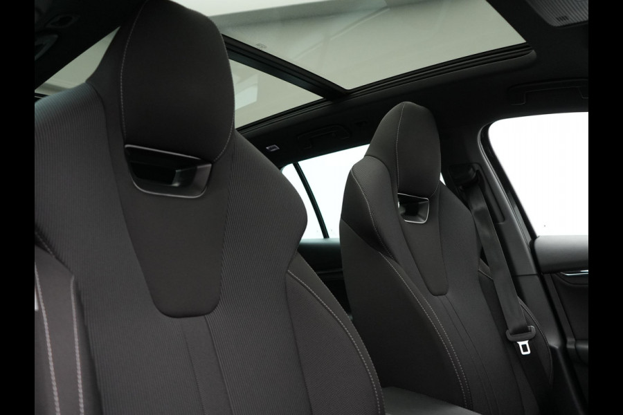 Škoda Octavia Combi 1.4 TSI iV Business Edition Plus 205pk Dealer O.H. PHEV | Panodak | Adaptive Cruise | Head Up | Camera | Canton Audio | RS Sportstoelen Memory & Verwarmd | Sfeerverlichting | Apple Carplay | Keyless | Blis | Virtual | Navigatie | DAB |