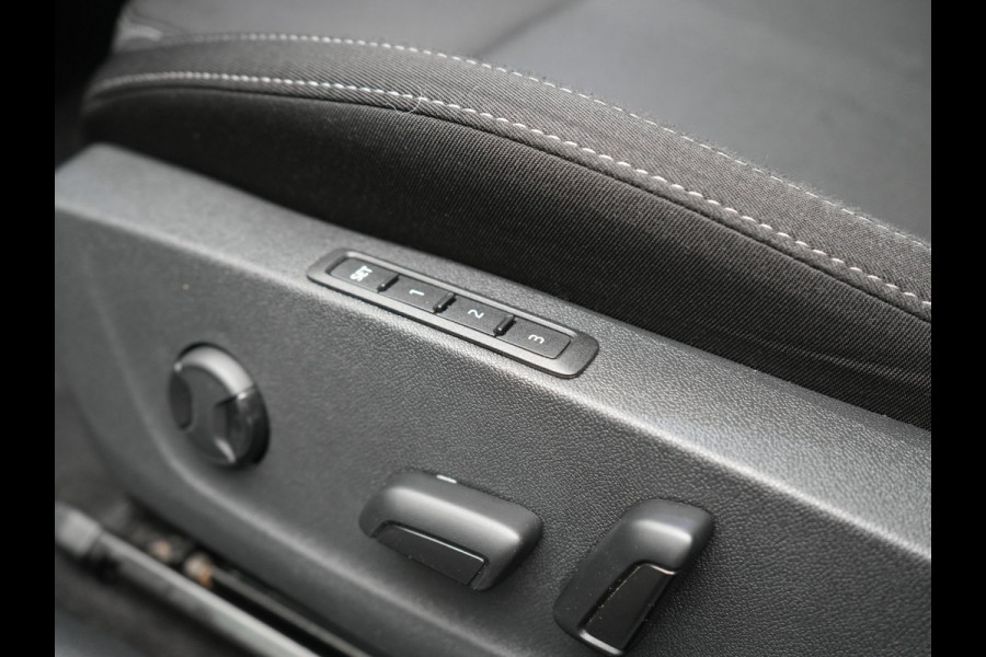 Škoda Octavia Combi 1.4 TSI iV Business Edition Plus 205pk Dealer O.H. PHEV | Panodak | Adaptive Cruise | Head Up | Camera | Canton Audio | RS Sportstoelen Memory & Verwarmd | Sfeerverlichting | Apple Carplay | Keyless | Blis | Virtual | Navigatie | DAB |
