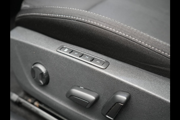 Škoda Octavia Combi 1.4 TSI iV Business Edition Plus 205pk Dealer O.H. PHEV | Panodak | Adaptive Cruise | Head Up | Camera | Canton Audio | RS Sportstoelen Memory & Verwarmd | Sfeerverlichting | Apple Carplay | Keyless | Blis | Virtual | Navigatie | DAB |