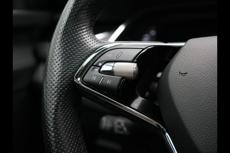 Škoda Octavia Combi 1.4 TSI iV Business Edition Plus 205pk Dealer O.H. PHEV | Panodak | Adaptive Cruise | Head Up | Camera | Canton Audio | RS Sportstoelen Memory & Verwarmd | Sfeerverlichting | Apple Carplay | Keyless | Blis | Virtual | Navigatie | DAB |