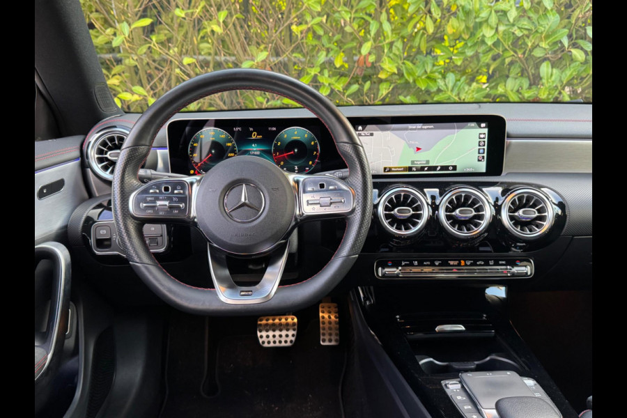 Mercedes-Benz CLA-Klasse 200 AMG AMBIANCE VERLICHTING STOELVERWARMING NAP EERSTE EIGENAAR