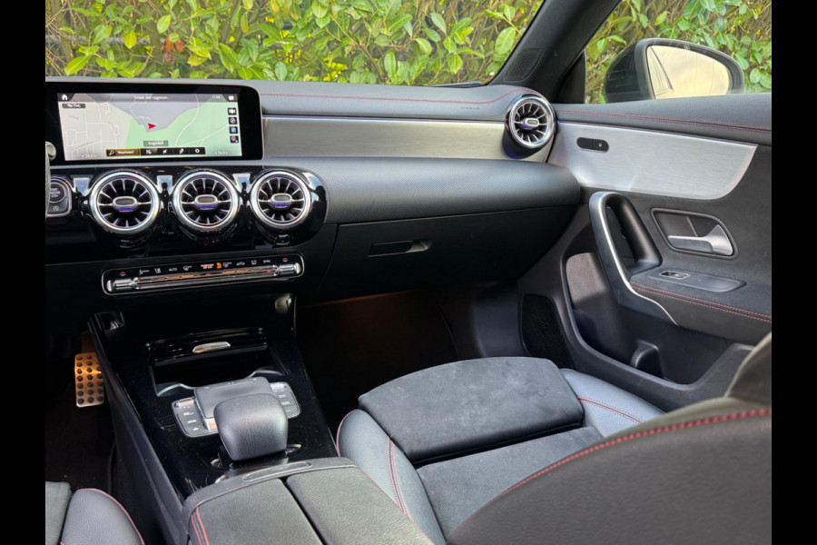 Mercedes-Benz CLA-Klasse 200 AMG AMBIANCE VERLICHTING STOELVERWARMING NAP EERSTE EIGENAAR