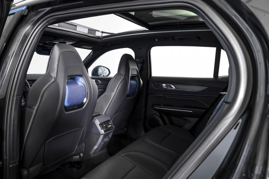 Lynk & Co 01 1.5 PHEV 261PK MY24 | Donkere hemel | 7.4 kWh Boordlader | Stoel-+Stuurverw. | 360 Camera | S/K-panodak | Adapt. Cruise | Memory | Elek. klep | LM 20" | 1390