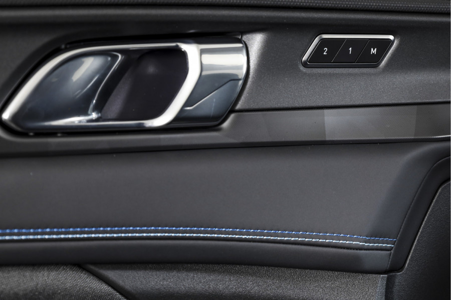 Lynk & Co 01 1.5 PHEV 261PK MY24 | Blackpakket | Donkere hemel | 7.4 kWh Boordlader | Stoel-+Stuurverw. | 360 Camera | S/K-panodak | Adapt. Cruise | Memory | Elek. klep | LM 20" | 1230