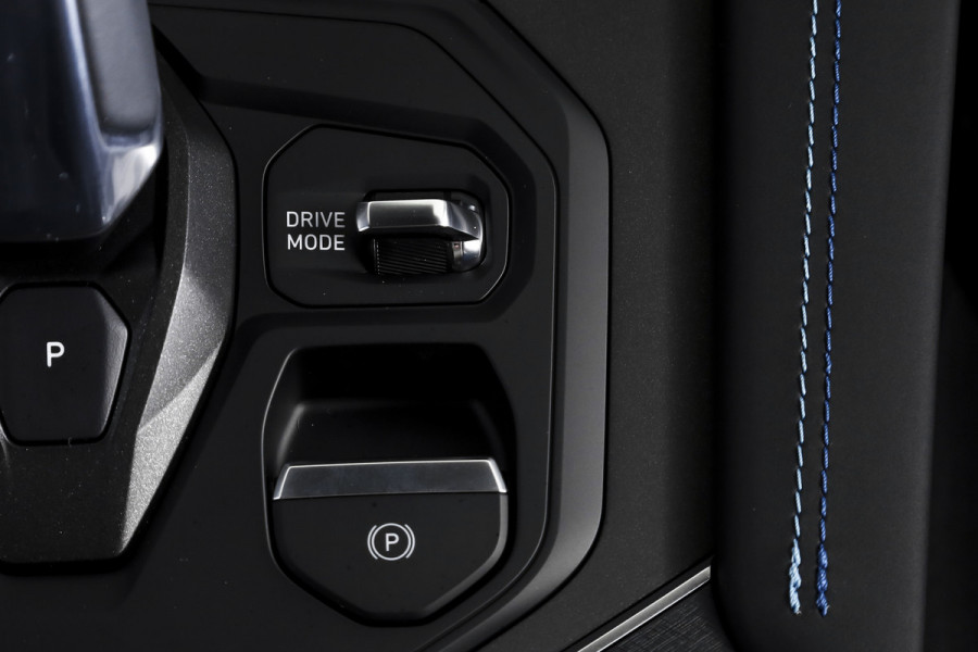 Lynk & Co 01 1.5 PHEV 261PK MY24 | Blackpakket | Donkere hemel | 7.4 kWh Boordlader | Stoel-+Stuurverw. | 360 Camera | S/K-panodak | Adapt. Cruise | Memory | Elek. klep | LM 20" | 1230