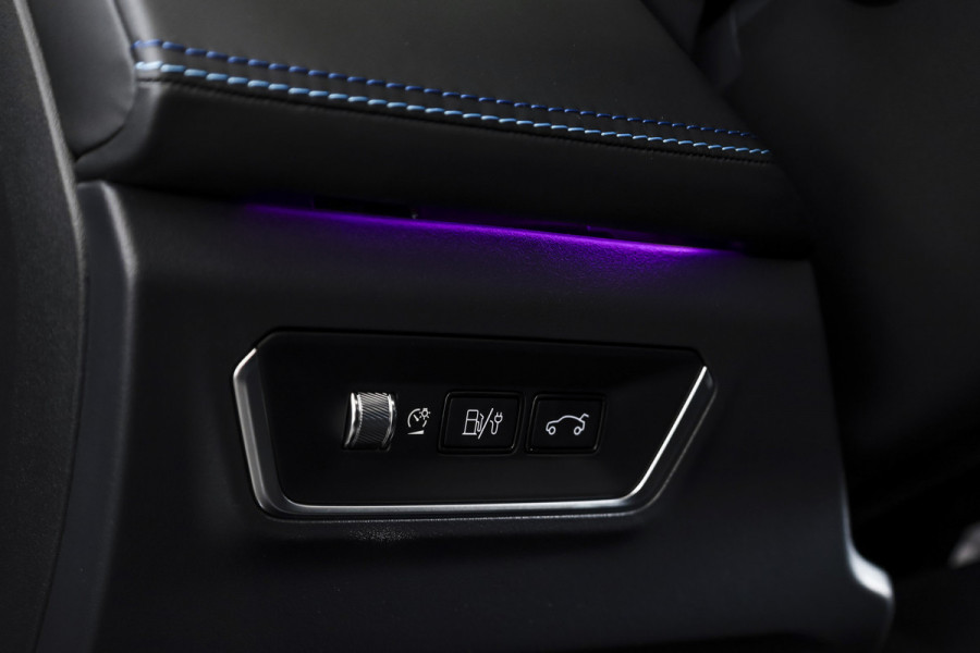 Lynk & Co 01 1.5 PHEV 261PK MY24 | Blackpakket | Donkere hemel | 7.4 kWh Boordlader | Stoel-+Stuurverw. | 360 Camera | S/K-panodak | Adapt. Cruise | Memory | Elek. klep | LM 20" | 1230