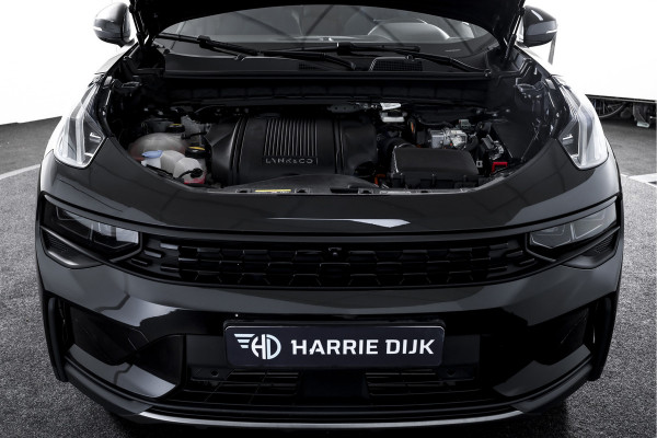 Lynk & Co 01 1.5 PHEV 261PK MY24 | Blackpakket | Donkere hemel | 7.4 kWh Boordlader | Stoel-+Stuurverw. | 360 Camera | S/K-panodak | Adapt. Cruise | Memory | Elek. klep | LM 20" | 1230