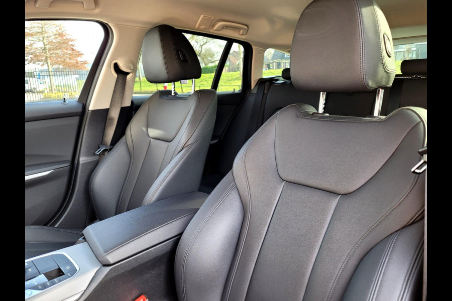 BMW 3 Serie Touring 330e 292PK Camera. Trekhaak, M-stuur, Carplay, DAB