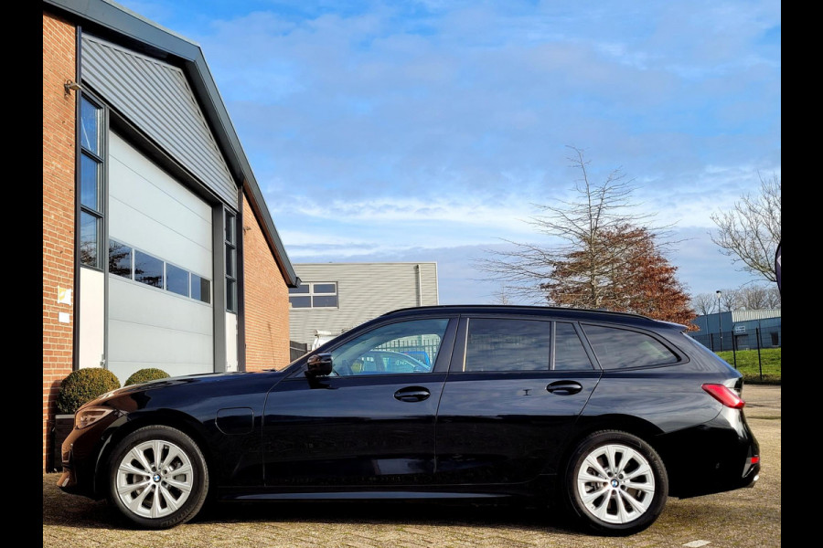 BMW 3 Serie Touring 330e 292PK Camera. Trekhaak, M-stuur, Carplay, DAB