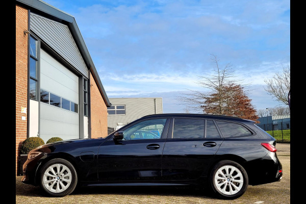 BMW 3 Serie Touring 330e 292PK Camera. Trekhaak, M-stuur, Carplay, DAB