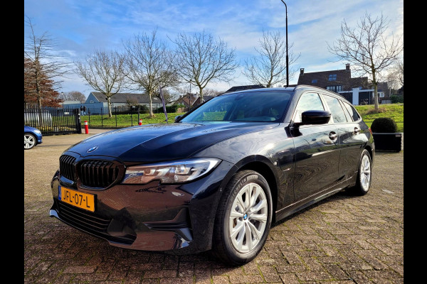 BMW 3 Serie Touring 330e 292PK Camera. Trekhaak, M-stuur, Carplay, DAB