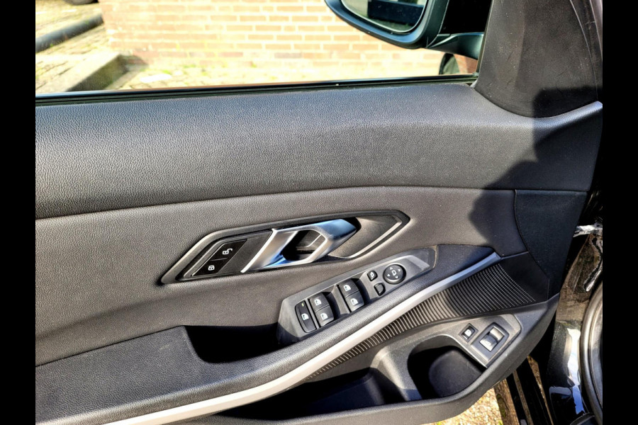 BMW 3 Serie Touring 330e 292PK Camera. Trekhaak, M-stuur, Carplay, DAB