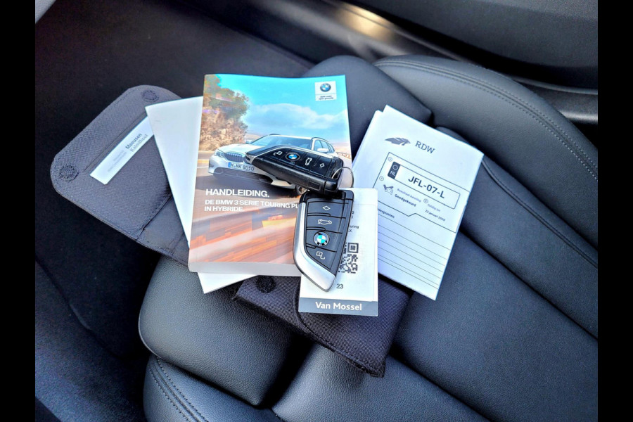 BMW 3 Serie Touring 330e 292PK Camera. Trekhaak, M-stuur, Carplay, DAB