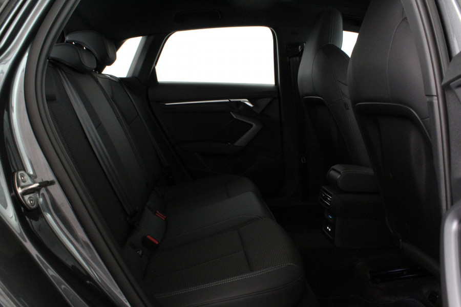 Audi A3 Sportback 30 TFSI S line edition Pano.schuif/Daytona Gray/Optiek Zwart plus pakket/18 inch RS/Camera...