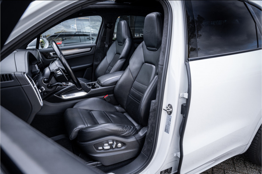 Porsche Cayenne 4.0 Turbo ** PCCB** Burmester ** Approved ** Panodak ** Trekhaak ** 18-weg Sportstoelen 4WS ** Adapt. Cruise ** Softclose ** NP 237K ** NAP ** NL auto!!