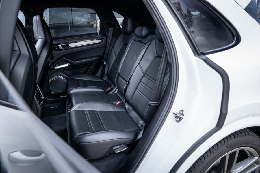 Porsche Cayenne 4.0 Turbo ** PCCB** Burmester ** Approved ** Panodak ** Trekhaak ** 18-weg Sportstoelen 4WS ** Adapt. Cruise ** Softclose ** NP 237K ** NAP ** NL auto!!