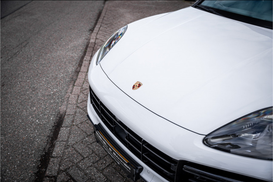 Porsche Cayenne 4.0 Turbo ** PCCB** Burmester ** Approved ** Panodak ** Trekhaak ** 18-weg Sportstoelen 4WS ** Adapt. Cruise ** Softclose ** NP 237K ** NAP ** NL auto!!