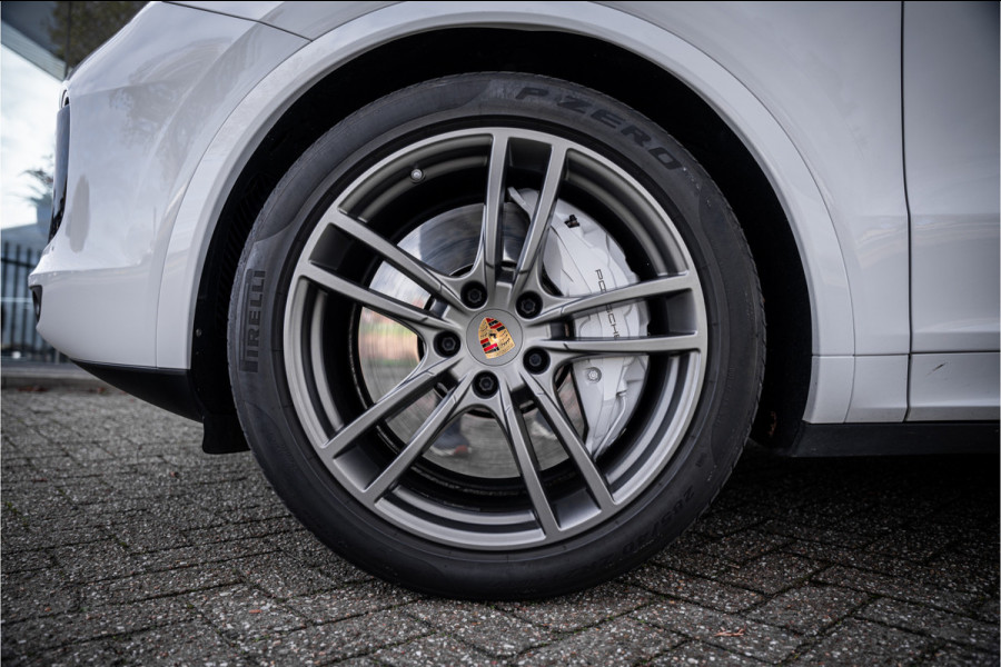 Porsche Cayenne 4.0 Turbo ** PCCB** Burmester ** Approved ** Panodak ** Trekhaak ** 18-weg Sportstoelen 4WS ** Adapt. Cruise ** Softclose ** NP 237K ** NAP ** NL auto!!