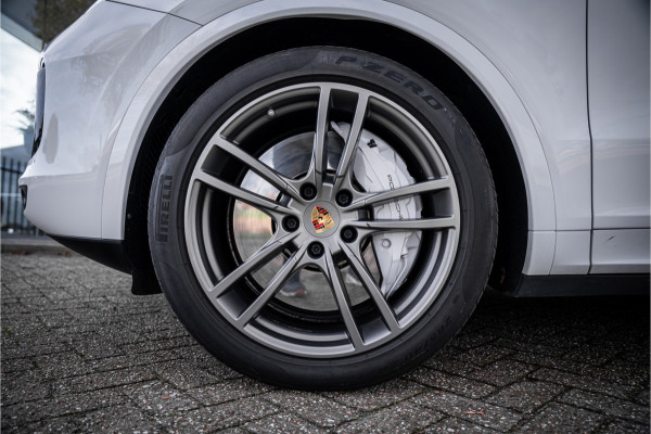 Porsche Cayenne 4.0 Turbo ** PCCB** Burmester ** Approved ** Panodak ** Trekhaak ** 18-weg Sportstoelen 4WS ** Adapt. Cruise ** Softclose ** NP 237K ** NAP ** NL auto!!