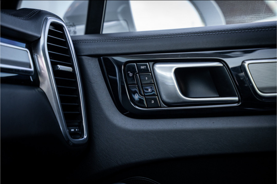 Porsche Cayenne 4.0 Turbo ** PCCB** Burmester ** Approved ** Panodak ** Trekhaak ** 18-weg Sportstoelen 4WS ** Adapt. Cruise ** Softclose ** NP 237K ** NAP ** NL auto!!