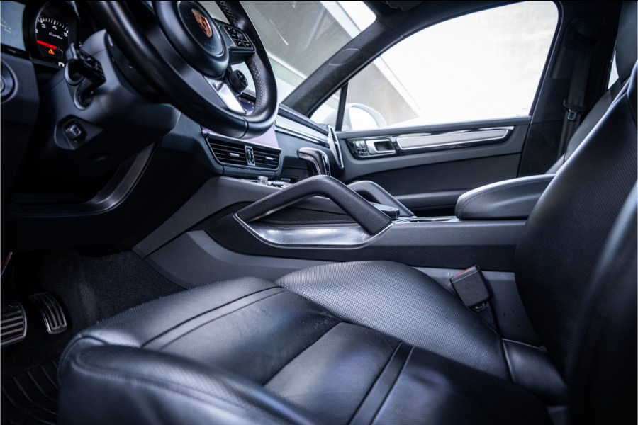 Porsche Cayenne 4.0 Turbo ** PCCB** Burmester ** Approved ** Panodak ** Trekhaak ** 18-weg Sportstoelen 4WS ** Adapt. Cruise ** Softclose ** NP 237K ** NAP ** NL auto!!