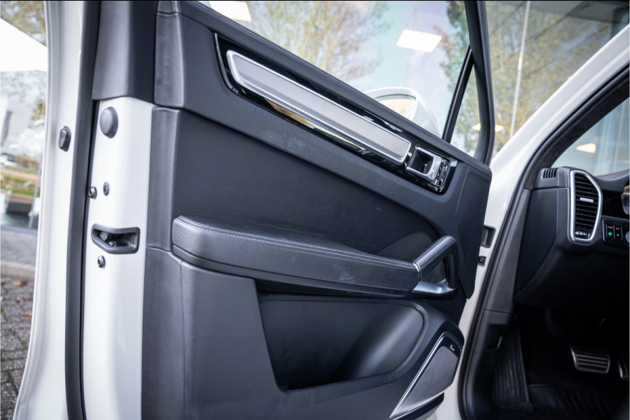 Porsche Cayenne 4.0 Turbo ** PCCB** Burmester ** Approved ** Panodak ** Trekhaak ** 18-weg Sportstoelen 4WS ** Adapt. Cruise ** Softclose ** NP 237K ** NAP ** NL auto!!