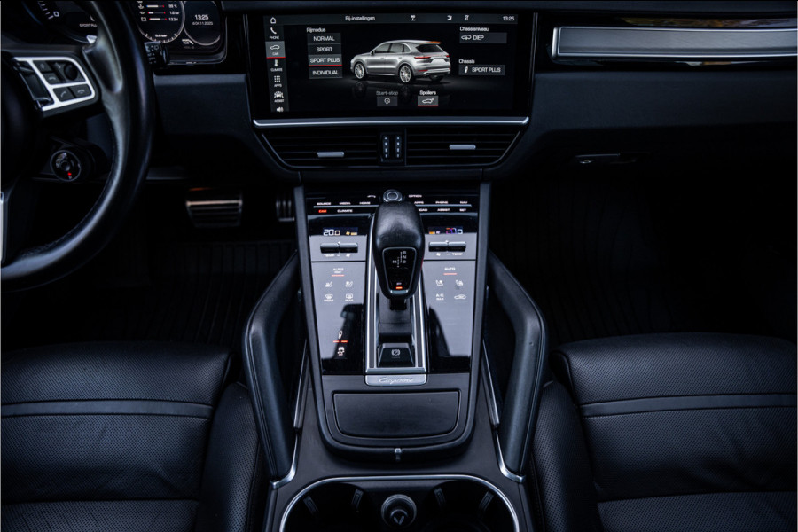 Porsche Cayenne 4.0 Turbo ** PCCB** Burmester ** Approved ** Panodak ** Trekhaak ** 18-weg Sportstoelen 4WS ** Adapt. Cruise ** Softclose ** NP 237K ** NAP ** NL auto!!