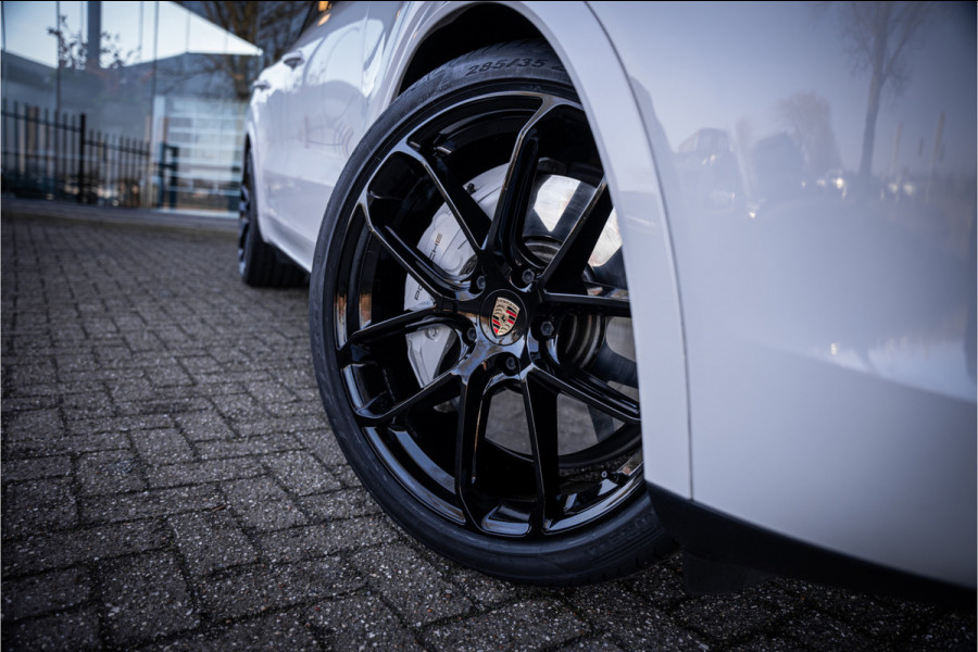 Porsche Cayenne 4.0 Turbo ** PCCB** Burmester ** Approved ** Panodak ** Trekhaak ** 18-weg Sportstoelen 4WS ** Adapt. Cruise ** Softclose ** NP 237K ** NAP ** NL auto!!