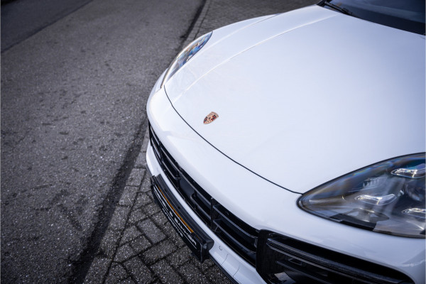 Porsche Cayenne 4.0 Turbo ** PCCB** Burmester ** Approved ** Panodak ** Trekhaak ** 18-weg Sportstoelen 4WS ** Adapt. Cruise ** Softclose ** NP 237K ** NAP ** NL auto!!