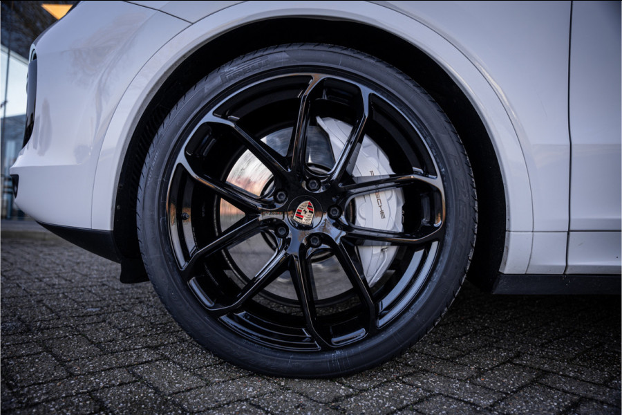 Porsche Cayenne 4.0 Turbo ** PCCB** Burmester ** Approved ** Panodak ** Trekhaak ** 18-weg Sportstoelen 4WS ** Adapt. Cruise ** Softclose ** NP 237K ** NAP ** NL auto!!