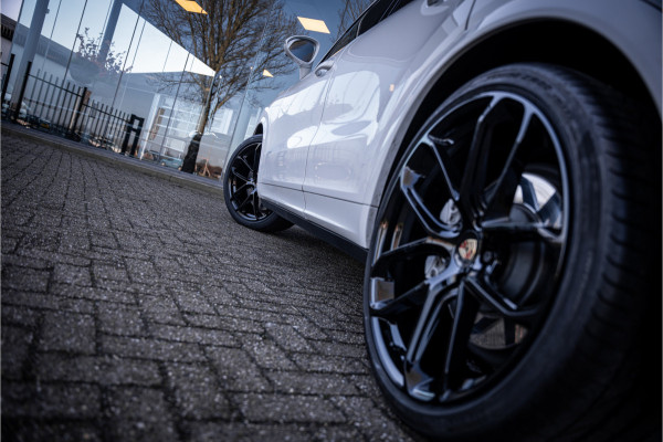 Porsche Cayenne 4.0 Turbo ** PCCB** Burmester ** Approved ** Panodak ** Trekhaak ** 18-weg Sportstoelen 4WS ** Adapt. Cruise ** Softclose ** NP 237K ** NAP ** NL auto!!